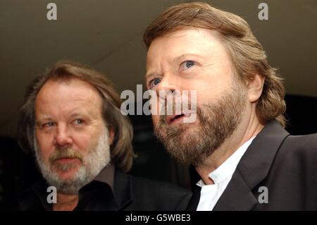 Benny e Bjorn da Abba arrivano per i premi Ivor Novello al Grosvenor House Hotel, Park Lane. Il quarantasettesimo premio musicale annuale premia cantautori e compositori e onora le migliori canzoni e spartiti cinematografici del 2001. Foto Stock