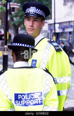 Due ufficiali di polizia della comunità, Londra. È stata lanciata una campagna di reclutamento per esortare i membri del pubblico a iscriversi come nuovi funzionari di supporto della comunità di polizia. * ... Il commissario metropolitano alla polizia Sir John Stevens darà il via alla campagna della sua forza per far salire a bordo i volontari per il nuovo back-up roles.Community ufficiali di supporto sono stati proposti nel documento di riforma della polizia del Segretario dell'interno David Blunkett. Foto Stock