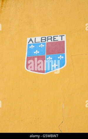 Stemma di Labrit (Albret) all aria aperta frontone per la pelota basca nel villaggio di Labrit. Dipartimento delle Landes. La Francia. Foto Stock