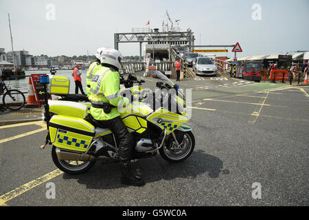 Motociclisti di polizia a un traghetto porta sull'Isola di Wight Foto Stock