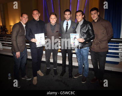 Olly Murs (centro a sinistra) e Dave Berry (centro a destra) si uniscono ai giocatori di Charlton Athletic Scott Wagstaff, Michael Morrison, Lawrie Wilson e Johnnie Jackson durante il concerto di Charlton Athletic Community Trust Foto Stock