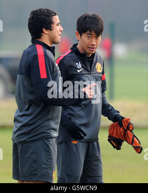 Calcio - UEFA Champions League - Round of sedici - Real Madrid v Manchester United - Manchester United Training Session - CA.... Shinji Kagawa e Rafael del Manchester United durante la sessione di allenamento al Carrington Training Ground, Manchester. Foto Stock