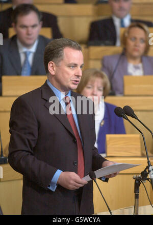 Il primo ministro scozzese Jack McConnell si rivolge alla regina Elisabetta II, in una seduta speciale del Parlamento scozzese presso il King's College Conference and Visitor Center di Aberdeen, nell'ambito delle continue celebrazioni del Giubileo d'oro. Foto Stock