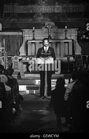 Il difensore nero dei diritti civili, don Jesse Jackson, consegna un sermone alla chiesa di San Pietro, Kensington. Foto Stock