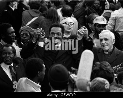 8 OTTOBRE:in questo giorno nel 1941 nacque Jesse Jackson. Il democratico AMERICANO e attivista per i diritti civili, don Jesse Jackson, collega le mani con Oliver Tambo (sinistra), presidente del Consiglio nazionale africano, e con il vescovo Trevor Huddleston (destra) al suo arrivo a Trafalgar Square dopo aver marciato lì come parte di un rally anti-apartheid. Foto Stock