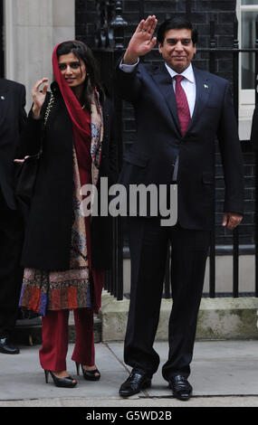 Pakistan il primo ministro Raja Pervaiz Ashraf lascia 10 Downing Street a Londra con il suo ministro degli Esteri Hina Rabbani Khar dopo aver incontrato il primo ministro David Cameron. Foto Stock