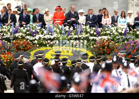 La famiglia reale (l-r) Principe Michele di Kent, Principe Harry, Principessa Michael, Principe William, Duchessa di Gloucester, Il Principe di Galles, la Contessa di Wessex, la Regina Elisabetta II, il Conte di Wessex, il Duca di Edimburgo, la Principessa reale, il Duca di York, il Comandante Tim Laurence. * la principessa Beatrice, Duca di Kent, la principessa Eugenie, la principessa Alexandra e Angus Ogilvy, si riunirono al monumento commemorativo della Regina Vittoria vicino a Buckingham Palace per le celebrazioni del Giubileo d'Oro di sua Maestà. Foto Stock