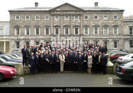 Taioseach Bertie Ahern, (a destra del centro, davanti, accanto a due donne T.D. s) leader di Fianna fallisce ad una fotocall a Dublino, con i nuovi membri eletti del suo partito, dopo le elezioni generali del maggio 17. Il sig. Ahern ha approvato un progetto di programma per il nuovo governo di coalizione. *.. Tra il suo partito e i Progressive Democrats, guidati dal vice primo ministro Mary Harney. Foto Stock