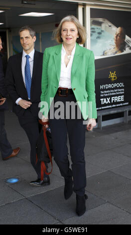 Il Segretario di Stato Theresa May all'Aeroporto Internazionale di Southampton per un incontro con la futura candidata parlamentare conservatrice Maria Hutchings durante la campagna elettorale di Eastleigh, Hampshire. Foto Stock