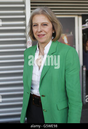 Il Segretario di Stato Theresa May all'Aeroporto Internazionale di Southampton per un incontro con la futura candidata parlamentare conservatrice Maria Hutchings durante la campagna elettorale di Eastleigh, Hampshire. Foto Stock