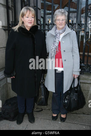 (Da sinistra a destra) Maureen Sullivan e Marina Gambold del gruppo Magdalene Survivors insieme a Leinster House, dove dovevano incontrare il Taoiseach per fare ulteriori pressioni per una scusa di stato per il loro trattamento. Foto Stock