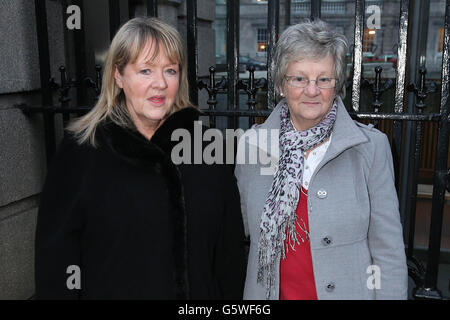 (Da sinistra a destra) Maureen Sullivan e Marina Gambold del gruppo Magdalene Survivors insieme a Leinster House, dove dovevano incontrare il Taoiseach per fare ulteriori pressioni per una scusa di stato per il loro trattamento. Foto Stock