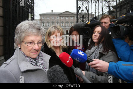 (Da sinistra a destra) Marina Gambold e Maureen Sullivan che lavoravano nelle lavanderie di Magdalene arrivano a Leinster House per incontrare il Taoiseach per premere ulteriormente per una scusa di stato per il loro trattamento. Foto Stock