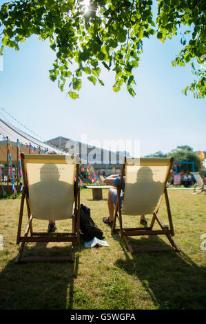 Le persone che si godono il caldo sole estivo presso la Hay Festival della letteratura e delle arti, Hay on Wye, Powys, Wales UK, domenica 05 giugno 2016 Foto Stock