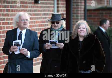 Lutto al funerale del frontman Reg Presley di Troggs tenuto a Basingstoke crematorio, Hampshire. Presley, 71 anni, è stato il cantante con la rock band degli anni '60 che ha segnato un successo globale con Wild Thing. L'ex muratore morì nella sua città natale di Andover, Hampshire, il 4 febbraio circondato dalla sua famiglia. Aveva annunciato il suo ritiro dalla musica un anno fa dopo essere stato diagnosticato con cancro polmonare. Foto Stock