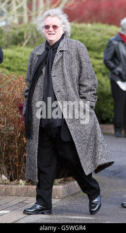 Noddy Holder al funerale di Troggs frontman Reg Presley tenuto a Basingstoke crematorio, Hampshire. Presley, 71 anni, è stato il cantante con la rock band degli anni '60 che ha segnato un successo globale con Wild Thing. L'ex muratore morì nella sua città natale di Andover, Hampshire, il 4 febbraio circondato dalla sua famiglia. Aveva annunciato il suo ritiro dalla musica un anno fa dopo essere stato diagnosticato con cancro polmonare. Foto Stock