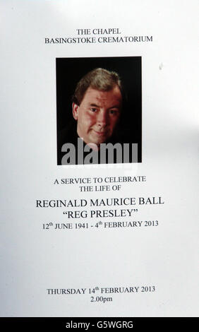 L'ordine di servizio al funerale di Troggs frontman Reg Presley tenuto a Basingstoke crematorio, Hampshire. Presley, 71 anni, è stato il cantante con la rock band degli anni '60 che ha segnato un successo globale con Wild Thing. L'ex muratore morì nella sua città natale di Andover, Hampshire, il 4 febbraio circondato dalla sua famiglia. Aveva annunciato il suo ritiro dalla musica un anno fa dopo essere stato diagnosticato con cancro polmonare. Foto Stock