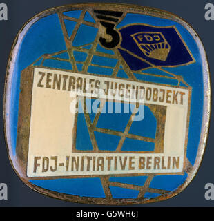 Decorazioni, Germania, Germania orientale, politica, Gioventù tedesca libera (FDJ), iniziativa FDJ centrale oggetto della gioventù Berlino, adesivo, ottone, goffrato, rivestito, 1979, diritti aggiuntivi-clearences-non disponibile Foto Stock