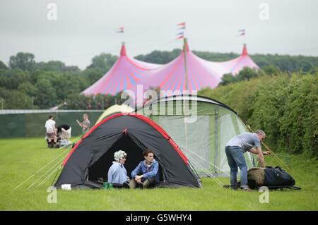 Festivalgoers arriva per il festival di Glastonbury presso l'azienda agricola degna sito, Somerset. Foto Stock