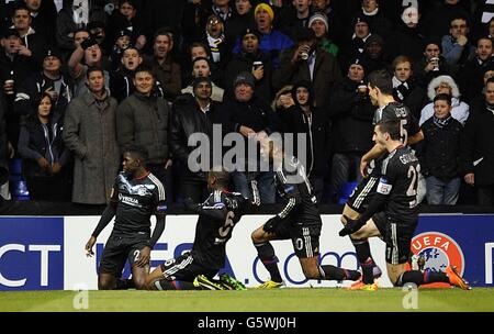 Calcio - UEFA Europa League - Round of 16 - prima tappa - Tottenham Hotspur / Olympique Lyonnais - White Hart Lane. Samuel Umtiti di Lione (all'estrema sinistra) celebra il primo obiettivo del gioco del suo lato Foto Stock