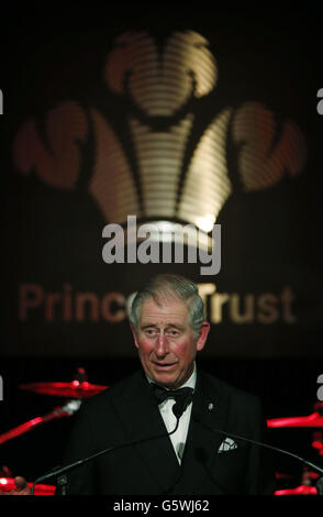 Il Principe del Galles, presidente del Prince's Trust, ha tenuto un discorso mentre frequenta un Prince's Trust Invest alla reception di Futures, presso il Savoy Hotel in un centro di Londra. Foto Stock