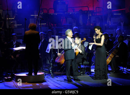 I relatori John Suchet e Margherita Taylor durante il concerto classico FM Live, con Laithwaites Wine, al Wales Millennium Centre di Cardiff. Foto Stock