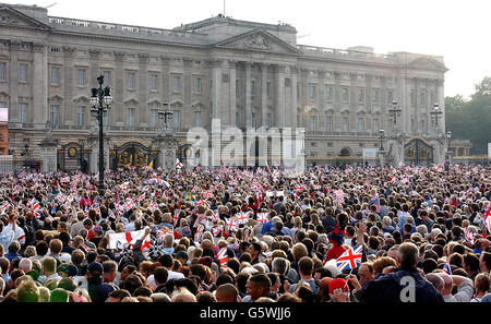 Spremendo, la folla prende ogni punto panoramico intorno a Buckingham Palace, per il concerto pop per celebrare il Giubileo d'oro della Regina. Lo spettacolare Giubileo sarà lanciato con il chitarrista della regina Brian May che esegue il National Anthem dal tetto. * del Palazzo. Foto Stock