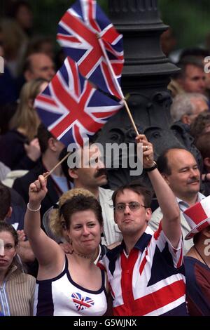 Le folle durante il concerto nel centro commerciale fuori Buckingham Palace, durante il Queen's Jubilee Weekend. Foto Stock