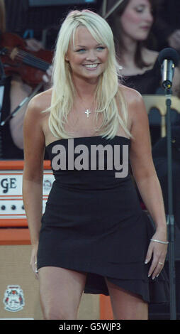 La cantante Emma Bunton, ex-Spice Girl, si esibisce al concerto pop Golden Jubilee nei giardini di Buckingham Palace a Londra. Circa 12,000 membri del pubblico hanno partecipato ad un concerto ospitato dalla regina Elisabetta II. * che ha presentato musiche di Sir Paul McCartney, Eric Clapton e Tom Jones tra gli altri. Foto Stock