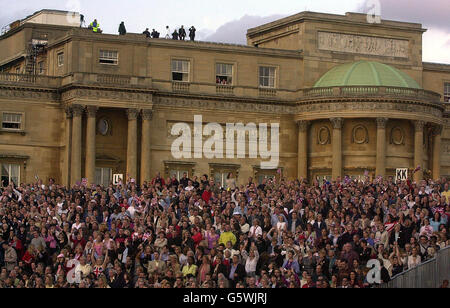 Pubblico al Party of the Park Concert all'interno dei giardini di Buckingham Palace per il secondo concerto per commemorare il Giubileo d'oro della Regina Elisabetta II della Gran Bretagna * circa 12,000 biglietti sono stati distribuiti per voto per la festa al Palazzo, e altre dieci di migliaia si sono riuniti all'esterno per godersi la musica. Più tardi la regina illuminava un faro e guardava un'esposizione di fuochi d'artificio. Martedì si recherà al San Paolo per un servizio di ringraziamento. Foto Stock