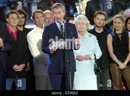 Il Principe del Galles fa un discorso in lode di sua madre, la Regina Elisabetta II della Gran Bretagna, sul palco nei giardini di Buckingham Palace, dopo il secondo concerto per commemorare il suo Giubileo d'oro. * circa 12,000 biglietti sono stati distribuiti per voto per la festa al Palazzo, e altre dieci di migliaia si sono riuniti all'esterno per godersi la musica. Più tardi la regina ha acceso un faro e guardato un fuochi d'artificio. Martedì si recherà al San Paolo per un servizio di ringraziamento. Foto Stock