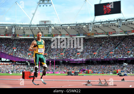 L'Oscar Pistorius del Sud Africa. PREMERE ASSOCIAZIONE foto. Data di emissione: Venerdì 15 febbraio 2013. La stella Paralimpica Oscar Pistorius arrivò oggi a un tribunale in Sud Africa, accusato di aver ucciso la sua fidanzata a casa sua a Pretoria. Il vincitore della medaglia d'oro, noto come Blade Runner per le sue gambe protesiche, più presto ha lasciato una stazione di polizia con un cappotto sopra la testa e è arrivato in campo in mezzo a una frenesia mediatica, riprese TV mostrato. Vedi PA Story ATHLETICS Pistorius. Il credito fotografico dovrebbe essere: Martin Rickett/PA Wire. Immagine del 04/08/2012 Foto Stock