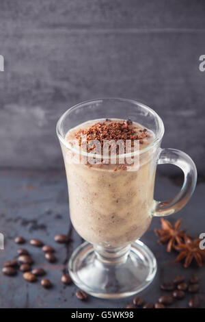 Frullato di cioccolato, banana e latte Foto Stock