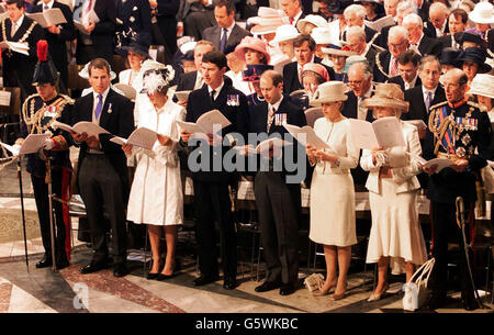 (Prima fila L-R) Principessa reale, Peter Phillips, Zara Phillips, Comandante Tim Laurence, Conte di Wessex Contessa di Wessex, Duchessa di Kent e Duca di Kent presso la Cattedrale di San Paolo durante un servizio di Ringraziamento per celebrare il Giubileo d'oro della Regina. * lei e suo marito, il Duca di Edimburgo, avevano viaggiato da Buckingham Palace nella Gold state Coach - costruita per la prima volta per Re Giorgio III nel 1762. Più tardi, dopo il pranzo a Guildhall nella città di Londra, guarderà una sfilata e un carnevale lungo il Mall. Lunedì sera, più di un milione di persone si riunivano nel centro di Londra per ascoltare il Party Foto Stock