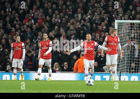 Gli stand di Arsenal Jack Wilshere, Mikel Arteta, Santi Cazorla e per Mertesacker (da sinistra a destra) si sono smentiti dopo che Daniel Van Buyten (non in foto) di Bayern Munich ha ottenuto il loro secondo obiettivo del gioco Foto Stock