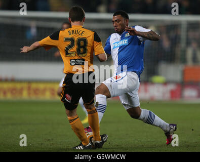 Alex Bruce di Hull City (a sinistra) e il Colin Kazim-Richards di Blackburn Rovers in azione Foto Stock