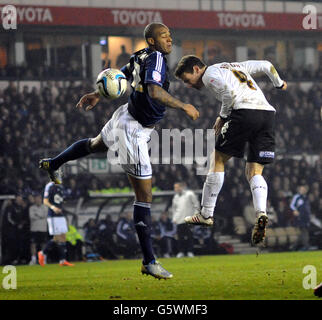 Calcio - Npower Football League Championship - Derby County / Bolton Wanderers - Pride Park. Craig Bryson (a destra) della contea di Derby supera il cavaliere Zat di Bolton Wanderers, ma il suo header va appena largo Foto Stock