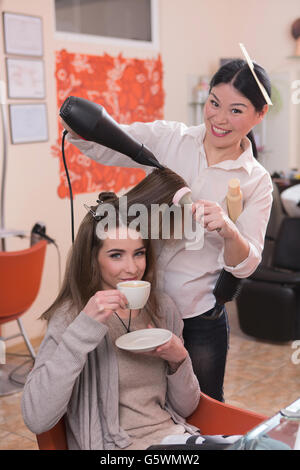 Bella Signora nel salone di parrucchiere Foto Stock