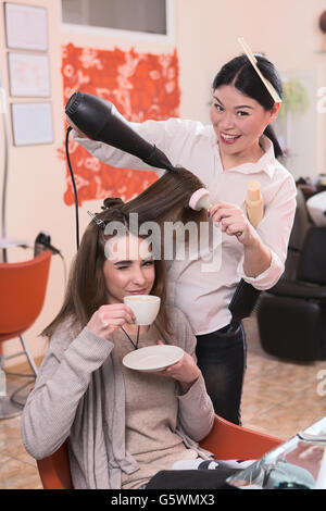 Bella Signora nel salone di parrucchiere Foto Stock