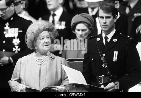 La Regina Madre; la Principessa Alice, Duchessa di Gloucester e il Principe Edoardo in uniforme reale Marines, durante il Servizio commemorativo del VE-Day, ha partecipato a 2,200 persone a Westminster Abbey, Londra. 29/5/04: Il principe William sembra impostato per una stint nelle forze armate stasera dopo aver dato il suo segno più forte ancora che si sarebbe Unito in su dopo university.The 21-year-old reale ha detto che non aveva escluso alcuna opzione di carriera, ma godrebbe di essere parte dei servizi britannici. Come futuro re, un giorno sarà comandante in capo delle forze e trascorrere del tempo a lavorare insieme alle truppe è tradizionale per Foto Stock