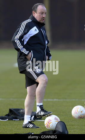 Calcio - UEFA Europa League - Round of 32 - Chelsea / Sparta Praga - sessione di allenamento Chelsea - Cobham Training Ground. Il direttore del Chelsea Rafael Benitez durante una sessione di addestramento al campo di addestramento di Cobham, Londra. Foto Stock