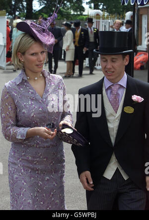 Zara Phillips figlia della principessa reale con il suo ragazzo Richard Johnson il fantino, che arriva al Royal Ascot corsa, per la riunione di 5 giorni. Foto Stock