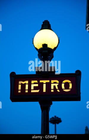 Metro firmano a Parigi, Francia Foto Stock