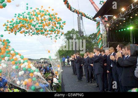 Ritorno della Coppa del mondo Irish Team. La squadra di calcio della Repubblica d'Irlanda sul palco a Phoenix Park, Dublino, dopo il ritorno dalla Coppa del mondo. Foto Stock