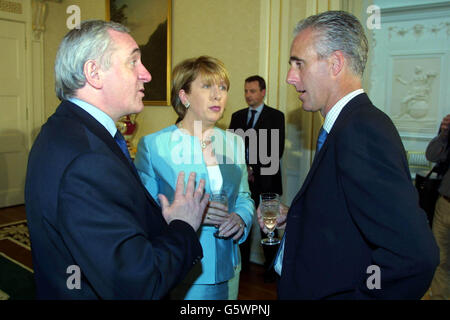 Mick McCarthy, allenatore della squadra di calcio di Irelands, con Taoiseach Bertie Ahearn e Mary McAleese, presidente d'Irlanda ad Aras an Uachtarain a Pheonix Park, Dublino, dopo il ritorno dalla Coppa del mondo. Foto Stock