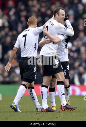 Dimitar Berbatov (centro) di Fulham celebra il punteggio con i compagni di squadra Steve Sidwell (a sinistra) e Damien Duff durante la partita della Barclays Premier League a Craven Cottage, Londra. Foto Stock