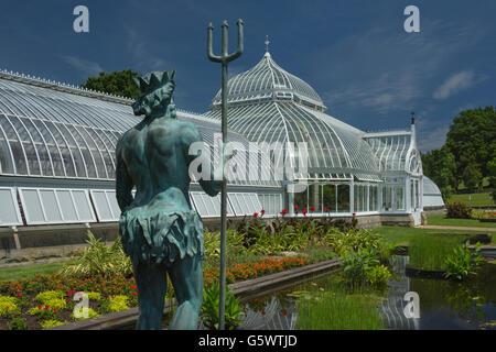 Statua di Nettuno giardino acquatico PHIPPS CONSERVATORIO VITTORIANO (©Signore & BURNHAM 1893) GIARDINO BOTANICO PITTSBURGH PENNSYLVANIA USA Foto Stock