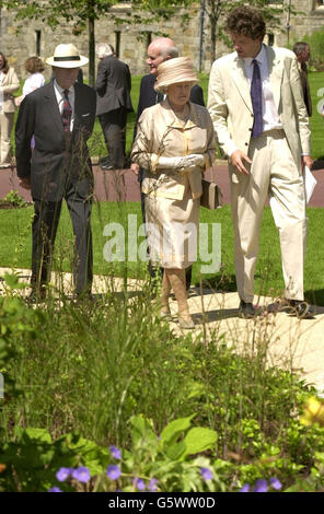 La Regina Elisabetta II della Gran Bretagna, al centro, accompagnata dal marito il Duca di Edimburgo, a sinistra, e Sir Michael Peat, custode della borsa privata, oscurata la seconda a sinistra, sono mostrati intorno al nuovo Giardino del Giubileo all'interno dei terreni del Castello di Windsor. *...., Inghilterra, dal progettista del giardino Tom Stuart-Smith (R). Il Giardino del Giubileo è il primo ad essere creato al Castello per quasi 200 anni e serve come celebrazione permanente del Giubileo d'Oro della Regina. Foto Stock