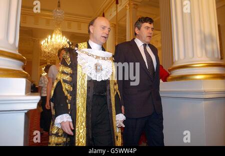 Il Cancelliere dello scacchiere, Gordon Brown, accanto al sindaco del Signore, Alderman Michael Oliver, arriva per cena alla Mansion House di Londra. Stava partecipando e parlando alla cena del Signore Sindaco ai banchieri e ai mercanti della città di Londra. Foto Stock