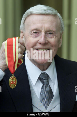 Emittente radiofonica Sir Jimmy Young (78) dopo aver ricevuto la sua Knighthood a Buckingham Palace a Londra. L'ex assistente del panettiere fu soprannominato in un'investitura dal Principe di Galles. *... Dopo la cerimonia ha detto: È stato molto impressionante, credo che fosse il più nervoso che sia stato. Foto Stock